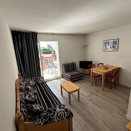 Apartment With Pool Close To The Sea